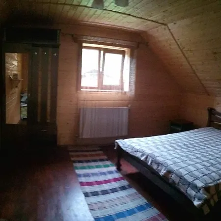 біля річки *
